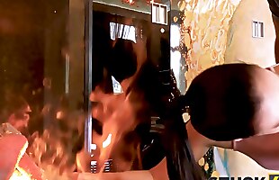 Stuck4k girl with trapped hand spends time having twat scored by guy